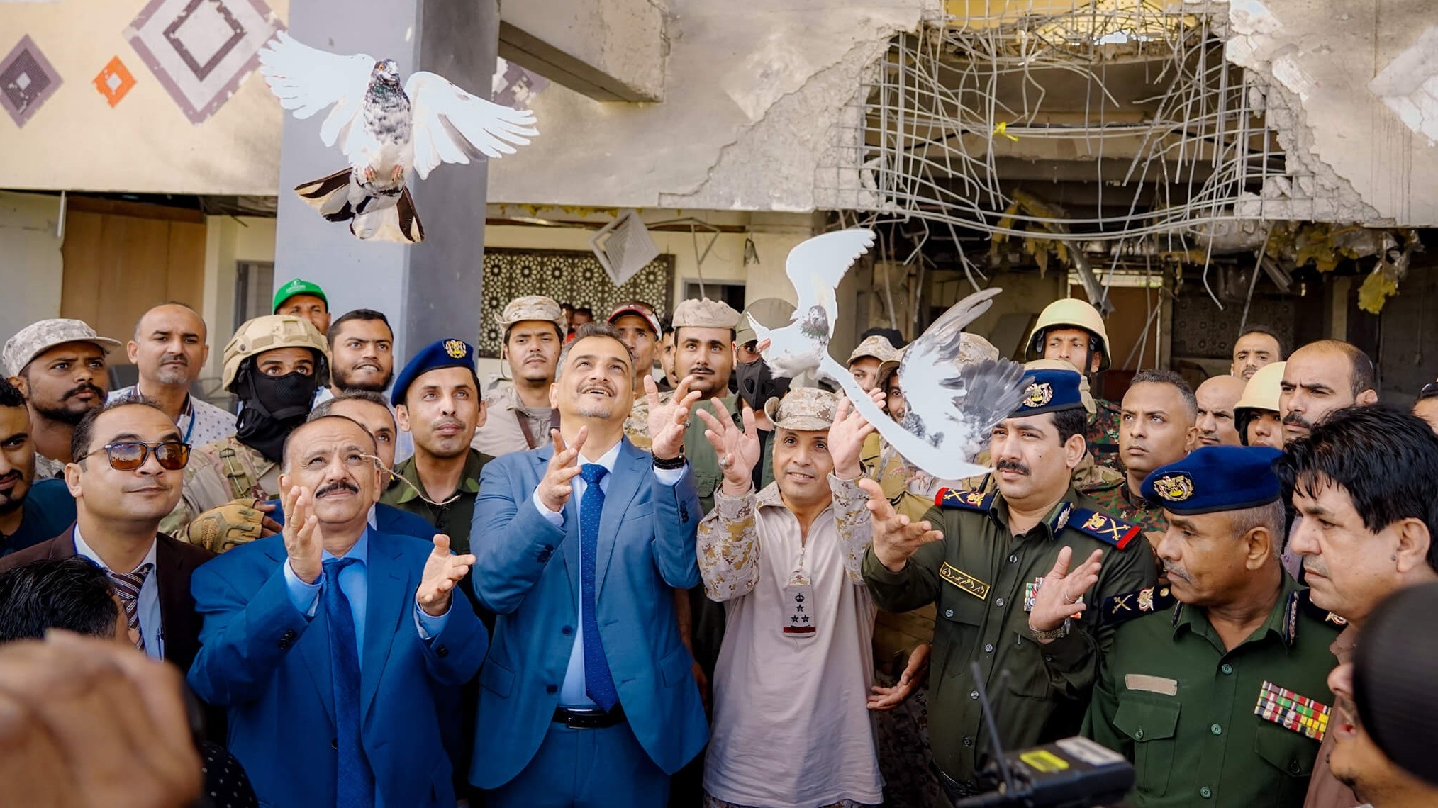 محافظ عدن ووزراء الحكومة يدشنون استئناف نشاط مطار عدن
