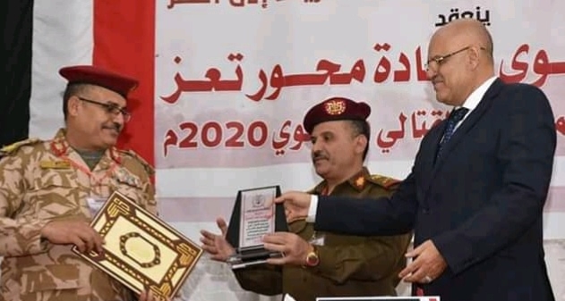 محور تعز يكرم القيادة السابقة للواءين 22 ميكا و 170 دفاع جوي