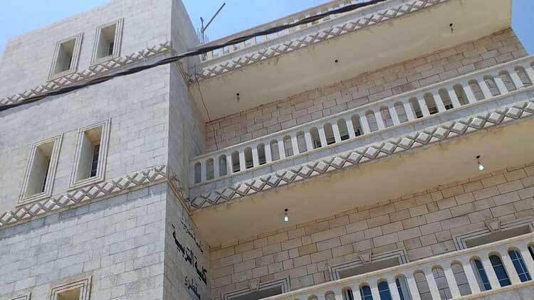 كلية التربية في سقطرى تواجه مخاطر الإغلاق بسبب عدم سداد الإيجار