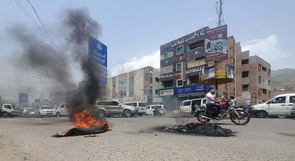 جرحى تعز يقطعون شارع جمال واحتجاجات شعبية منددة بانهيار العملة