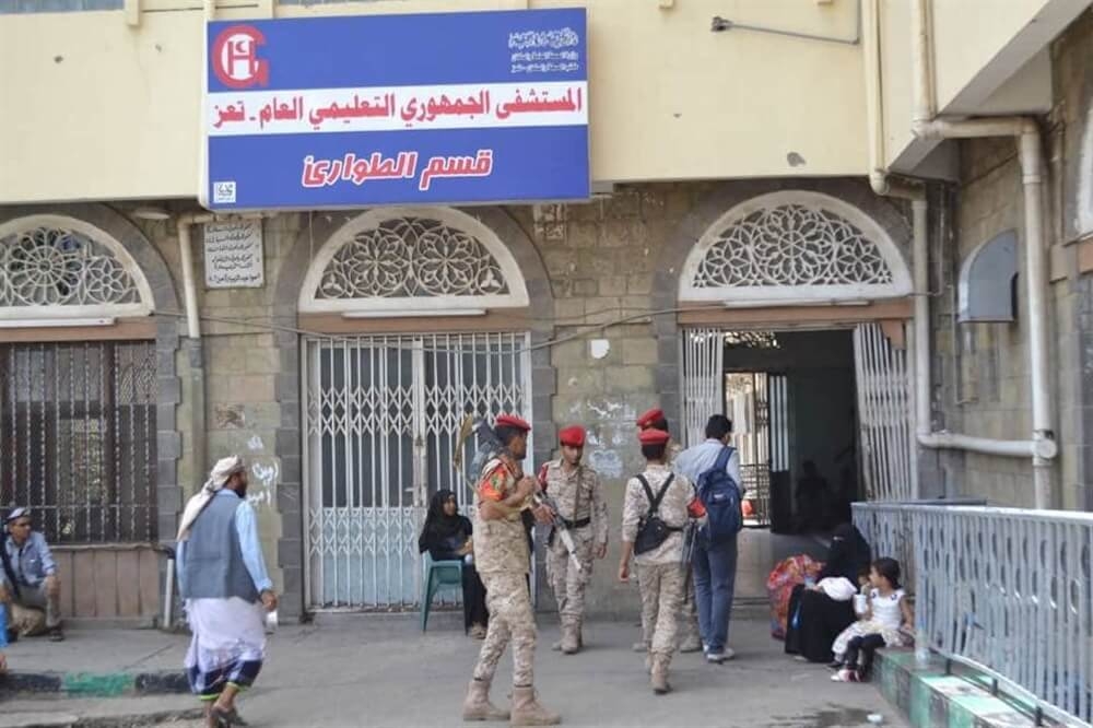 مقتل مسؤول بالمستشفى الجمهوري في تعز وإصابة ضابط
