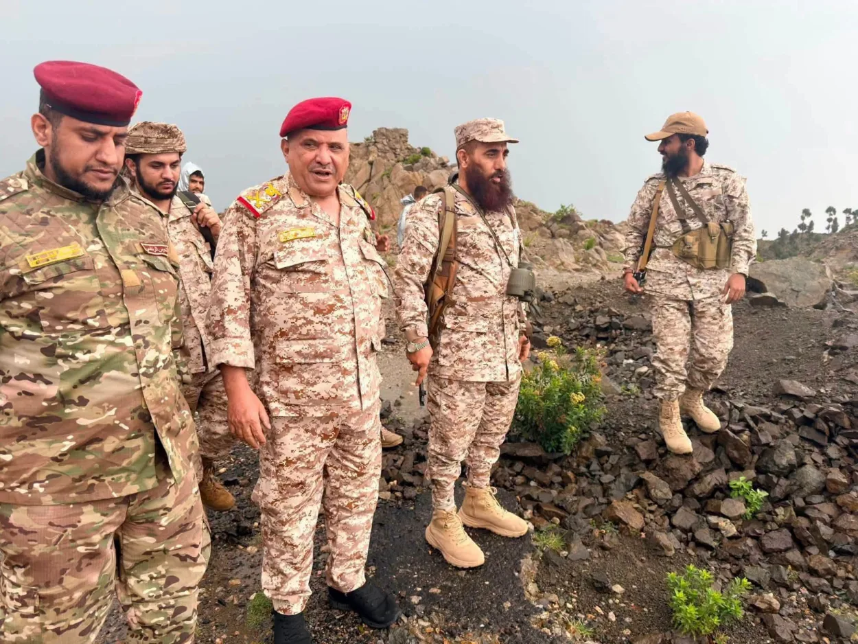 قائد المنطقة العسكرية الرابعة حمدي شكري يتفقد جبهات تعز ويوجه برفع الجاهزية القتالية