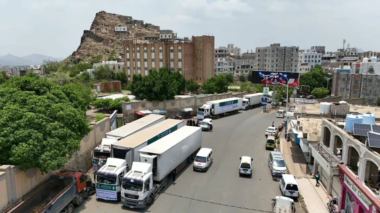 وصول (6) شاحنات إغاثية إلى محافظة تعز مقدمة من مركز الملك سلمان للإغاثة