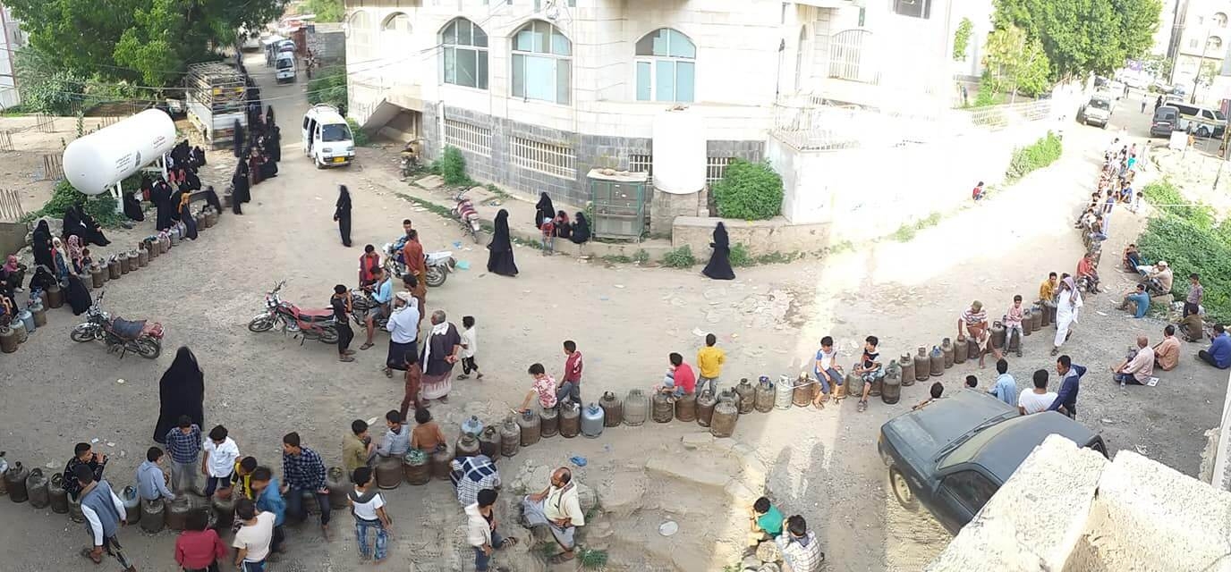 عودة طوابير الغاز في تعز.. أقرب مواعيد الحجز إلى بعد عيد الأضحى