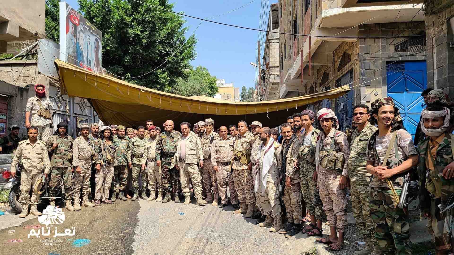 مهلة يومين قبل التصعيد.. قادة جبهات تعز يغلقون مقر قيادة المحور