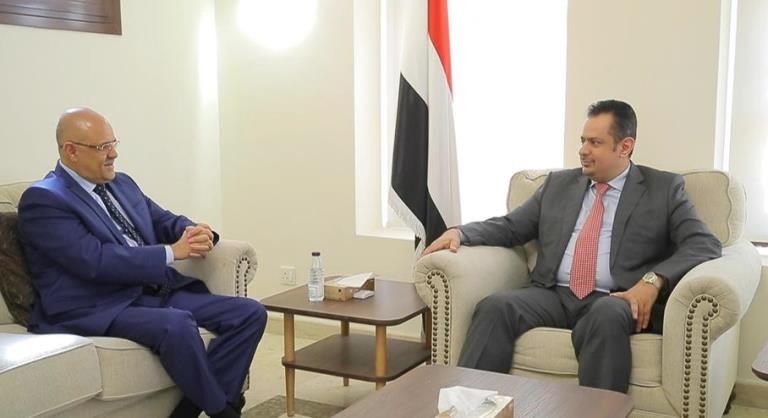 رئيس الحكومة يوجه بتنفيذ قرارات محافظ تعز بتعيين مدراء المكاتب الجدد وتسهيل مهامهم