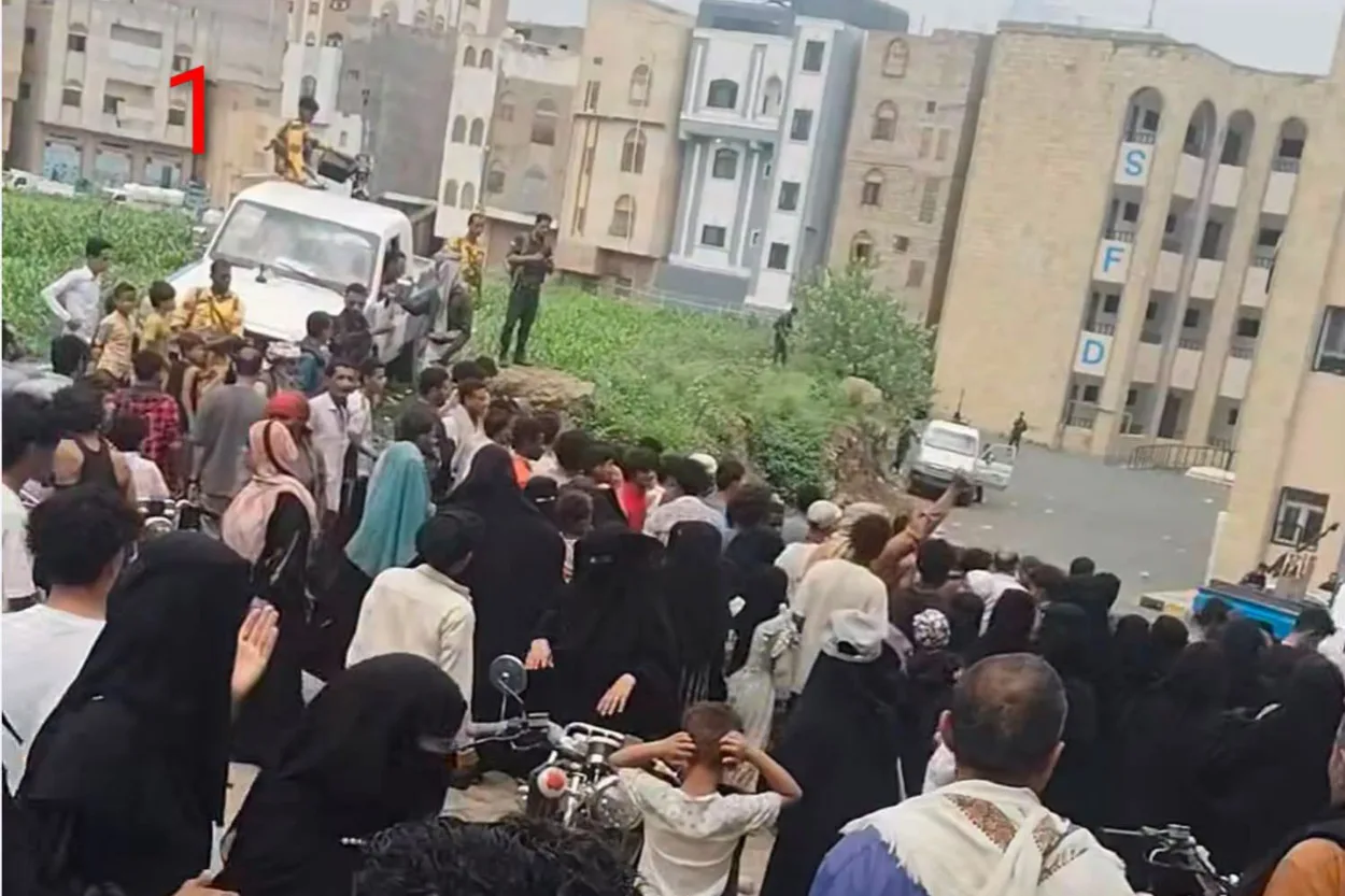 احتجاجات في تعز رفضا لتحويل مدرسة 22 مايو إلى كلية مجتمع ومطالبات بمحاسبة جنود أطلقوا النار