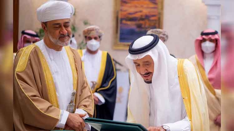 سلطان عمان يصل السعودية لبحث ملفات من بينها الحرب في اليمن
