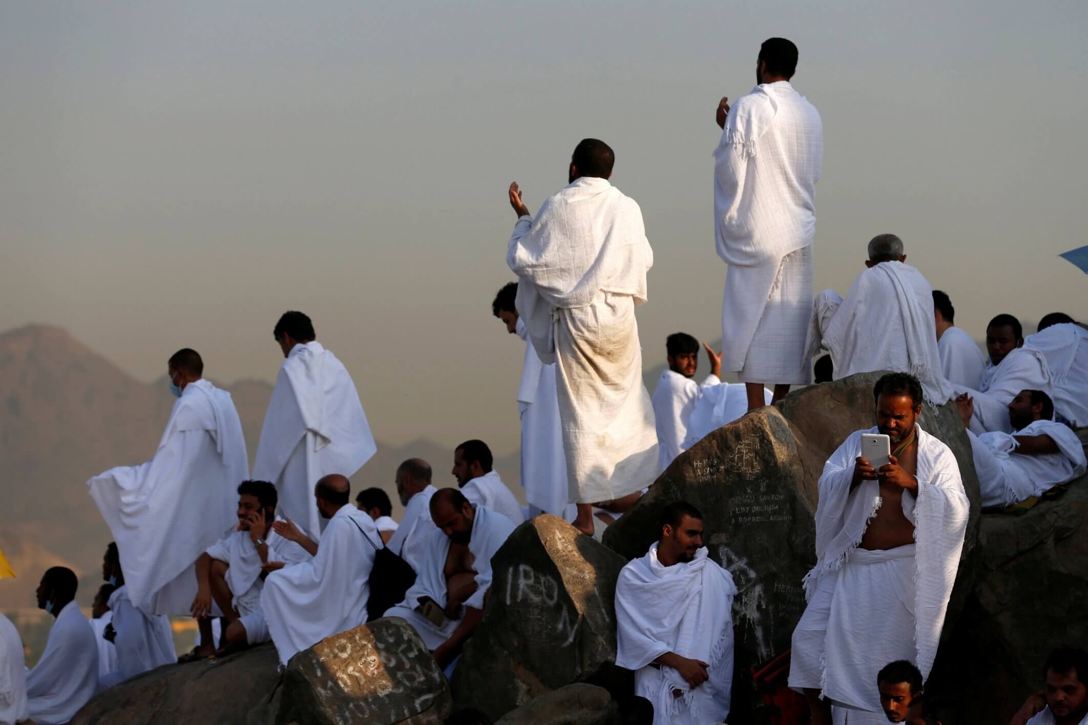 حجاج بيت الله يبدأون التوافد إلى صعيد عرفات.. خير يوم طلعت فيه الشمس
