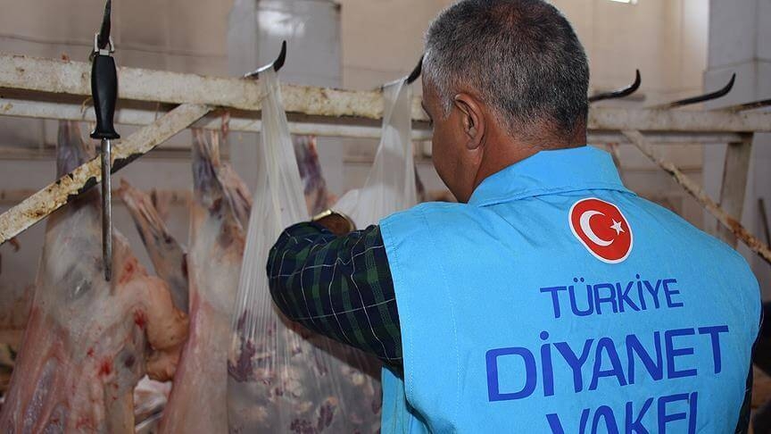 بتمويل تركي.. توزيع لحوم أضاحي على الفقراء في اليمن