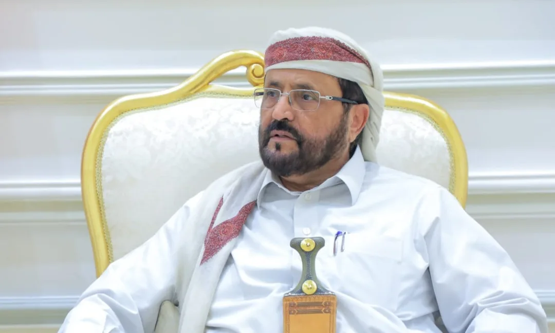 سلطان العرادة يدعو لتكثيف الضغوط على الحوثيين وتجفيف مصادر تمويلهم وتسليحهم