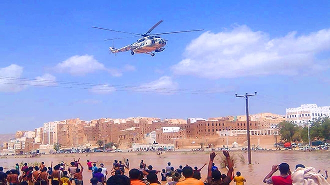 مروحية تنقذ مواطنين حاصرتهم السيول في حضرموت