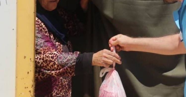 الحوثيون يعتقلون شباب متطوعين في صنعاء لحظة توزيعهم اللحوم على الفقراء