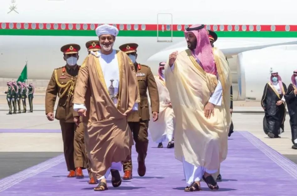 مجلة أمريكية تكشف محاولات السعودية للخروج من حرب اليمن بوساطة عمانية