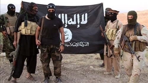 حكومة اليمن تكشف قيام الحوثيين بالتمثيل ونصب أعلام داعش والقاعدة في البيضاء