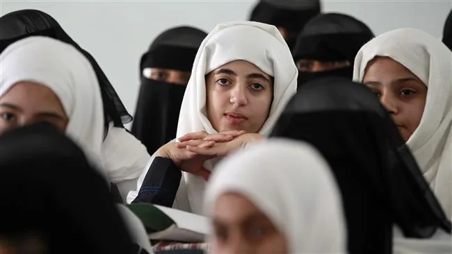 اليمن .. الطالبات يكتسحن قائمة أوائل الثانوية العامة في مناطق الحكومة ويحصدن 14 من أصل 22 مقعدا