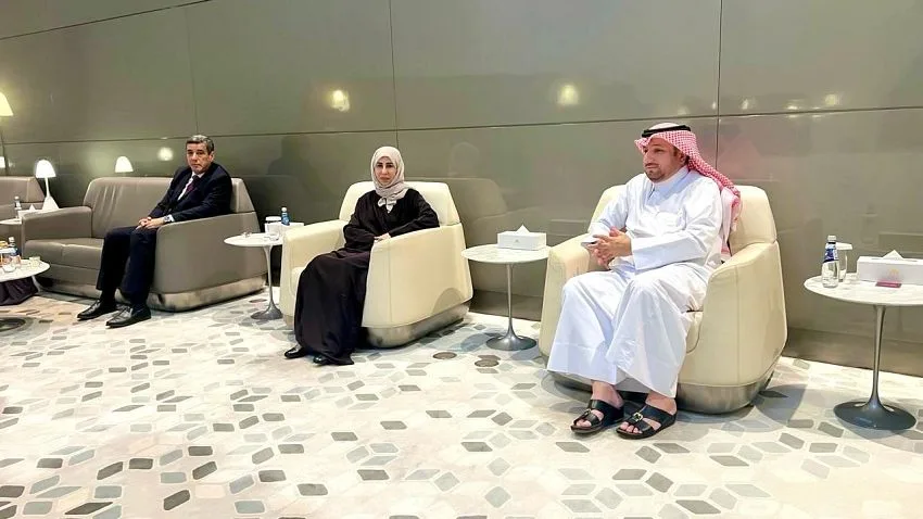 وزيرة الخارجية أفراح الزوبة تصل الدوحة حاملة رسالة خطية من الرئيس العليمي إلى أمير قطر الشيخ تميم بن حمد