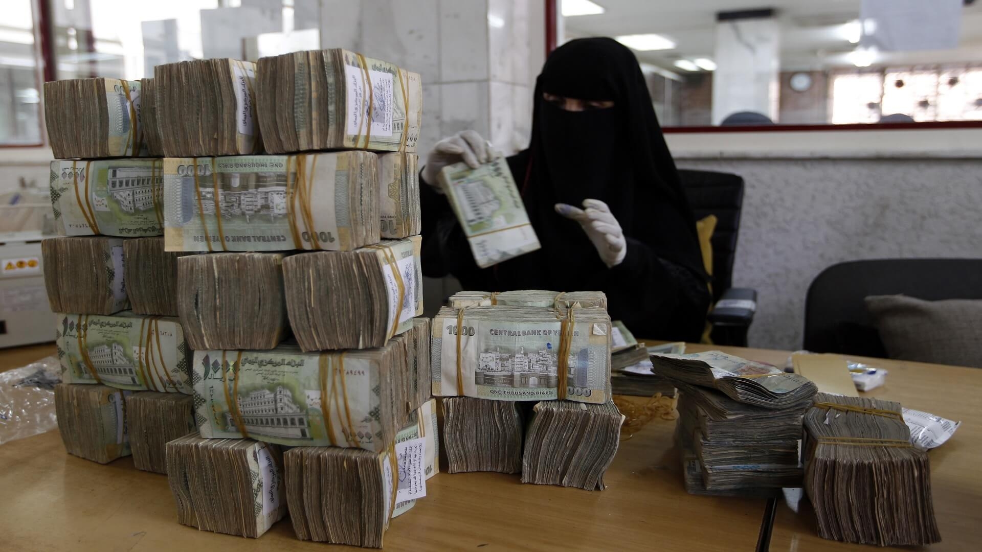 اجراءات البنك المركزي لوقف انهيار العملة .. هل تنجح؟