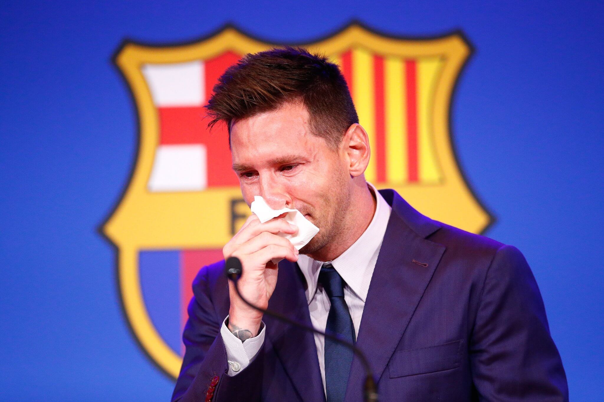 بالفيديو: ميسي يبكي في وداع برشلونة.. لحظة تاريخية مؤثرة