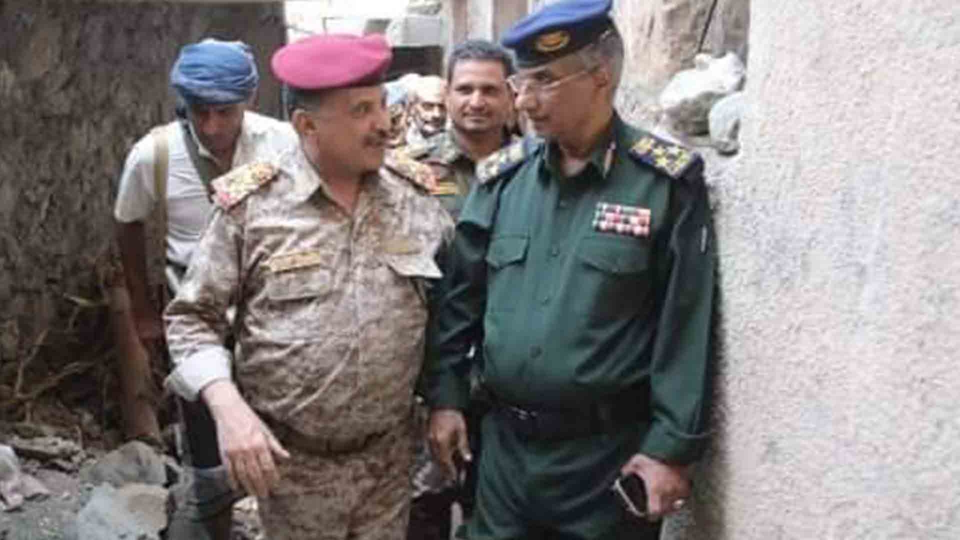 قائد محور تعز ومدير عام الشرطة يزوران أسرة الحرق