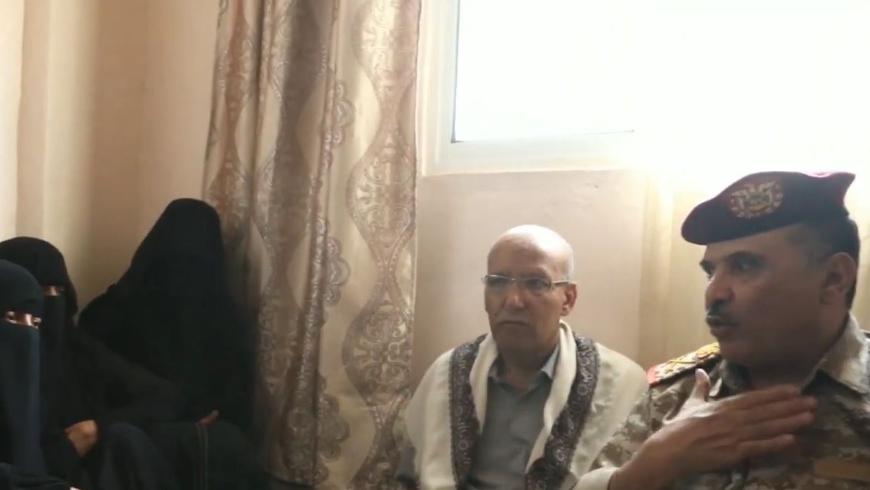 شاهد: قائد محور تعز يخاطب أسرة الحرق.. أنتم عارنا وشرفنا