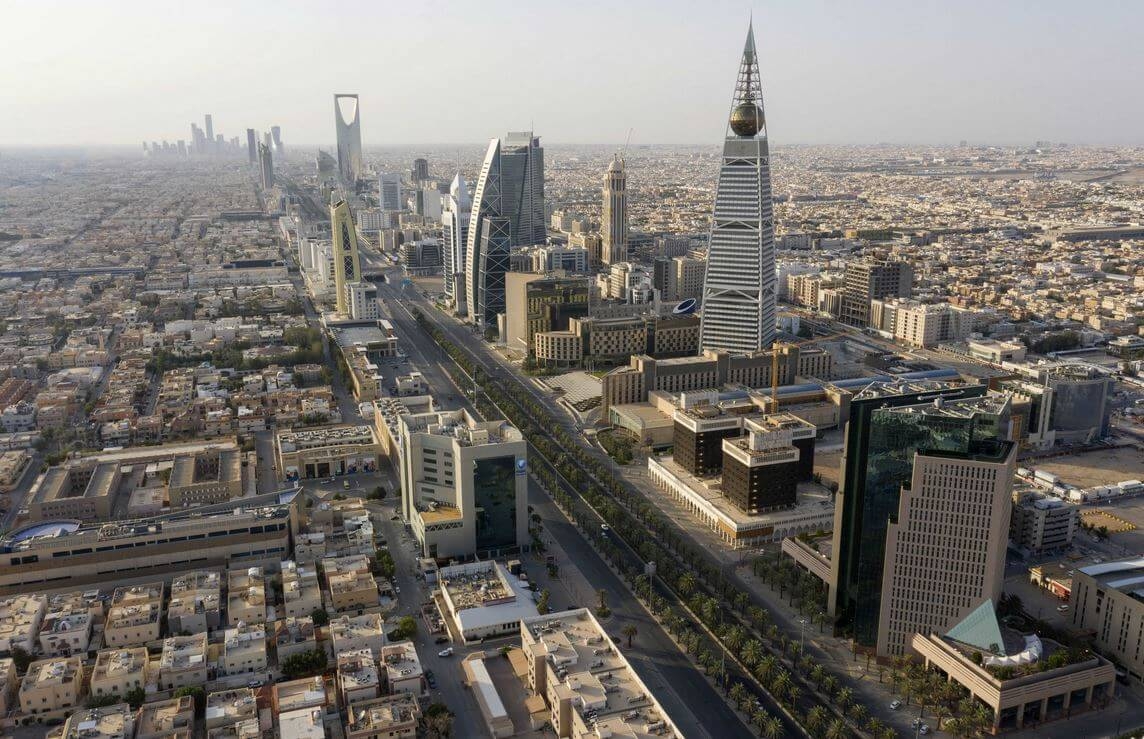 مغتربون يمنيون في السعودية يتحدثون عن أوامر ترحيلهم.. حكومتهم نائمة في العسل