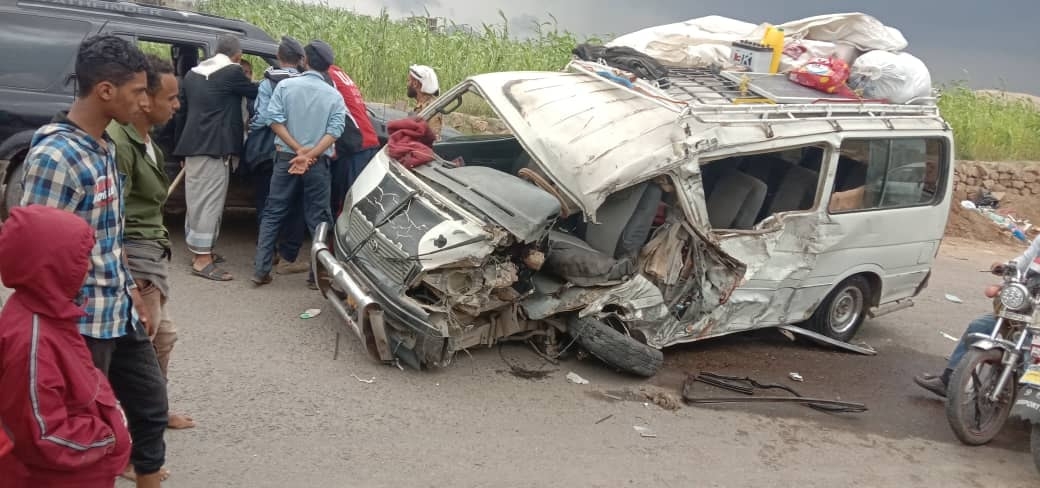 حادث مروع يؤدي بحياة شخصين وإصابة أخرين في تعز