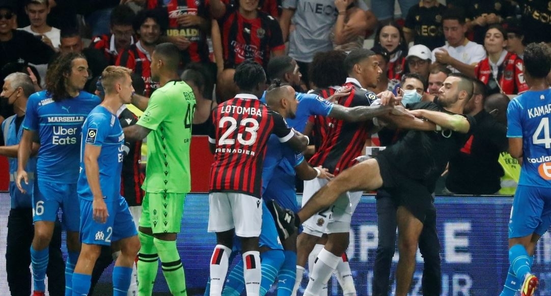 بالفيديو.. الملعب تحول إلى ساحة حرب.. إيقاف مباراة في الدوري الفرنسي بعد اقتحام الجماهير