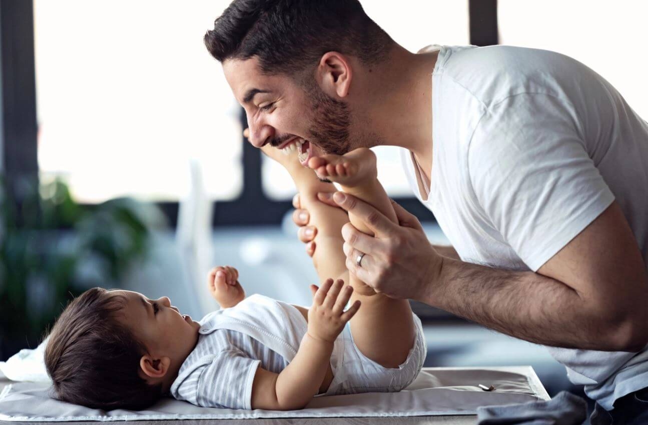 تريد أن تصبح أبا لأول مرة .. هذا ما عليك توقعه من استبدال الحفاظات إلى التربية