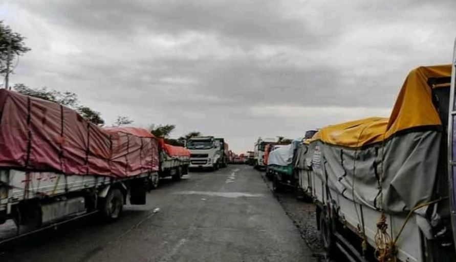 تعز تايم سألهم عن الأسباب.. سائقو الشاحنات في خط "تعز - عدن" يواصلون الإضراب