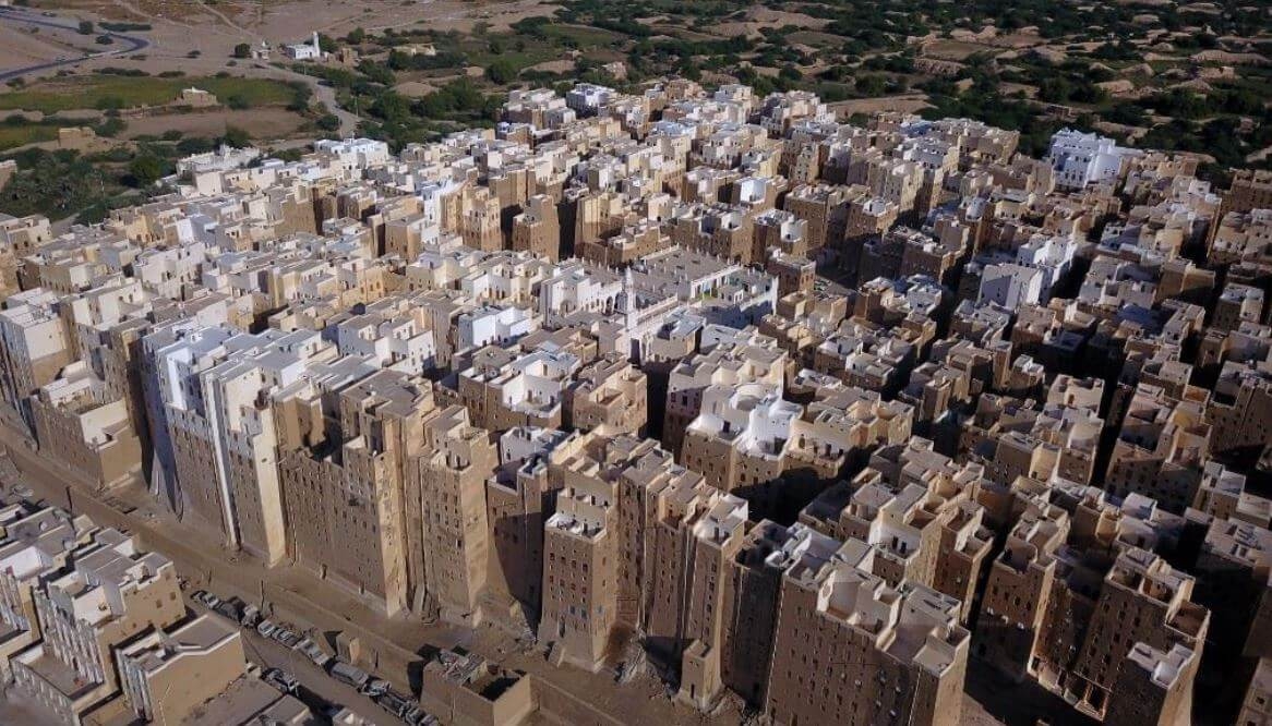 تعرف على سحر "مانهاتن الصحراء" في اليمن (صور)