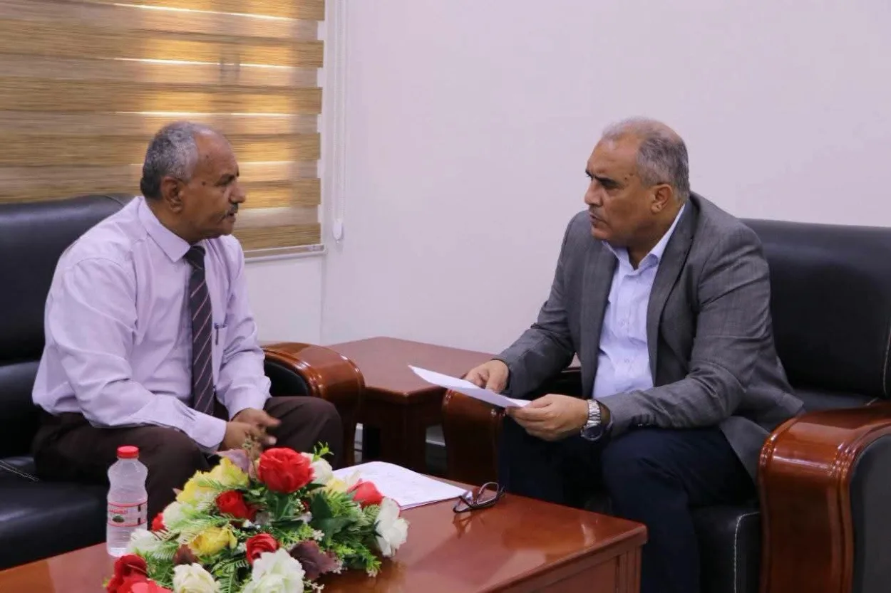 وزير التربية يناقش مع مدير تربية تعز سير العملية التعليمية وأوضاع المعلمين ونتائج الثانوية