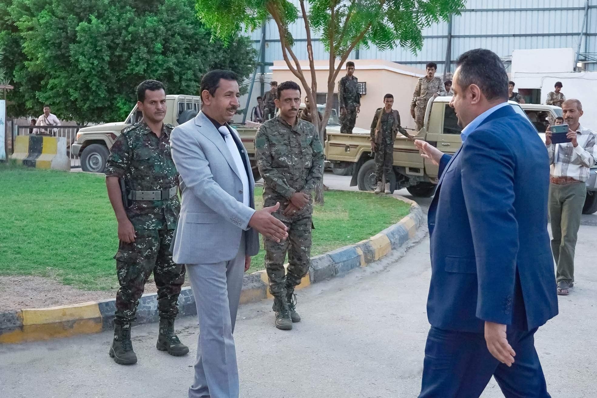 رئيس الحكومة يغادر شبوة بعد ساعات من وصوله.. وناشطون يسخرون من الزيارة