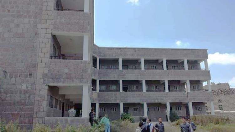 قيادي حوثي في إب يغلق مدرسة بنات للسنة الرابعة مطالبا بجبايات مالية
