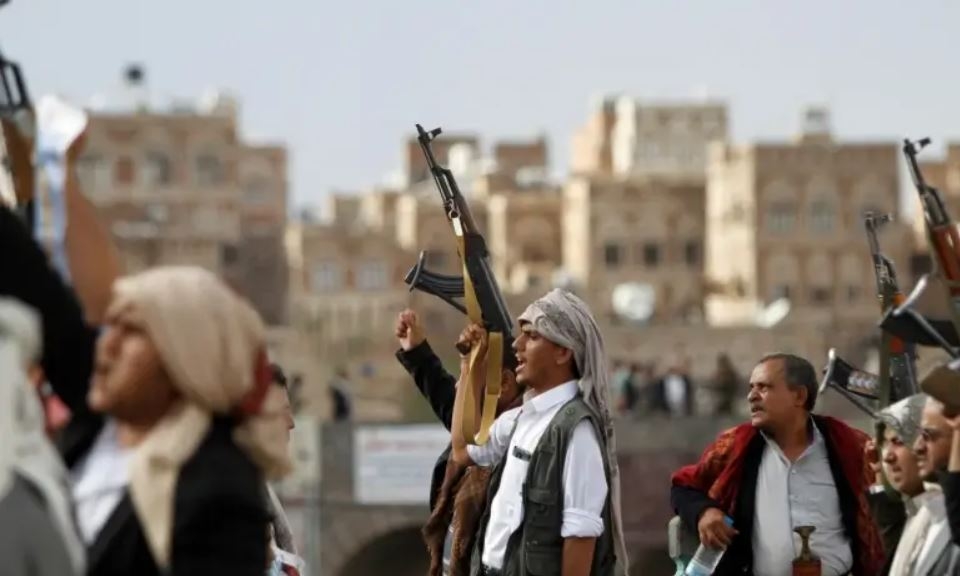لإجبارهم على دفع الجبايات.. الحوثيون يداهمون المطاعم بصنعاء