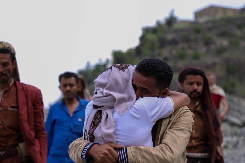 مختطفون مفرج عنهم من سجون المليشيا يتحدثون لـ "تعز تايم" (فيديو)