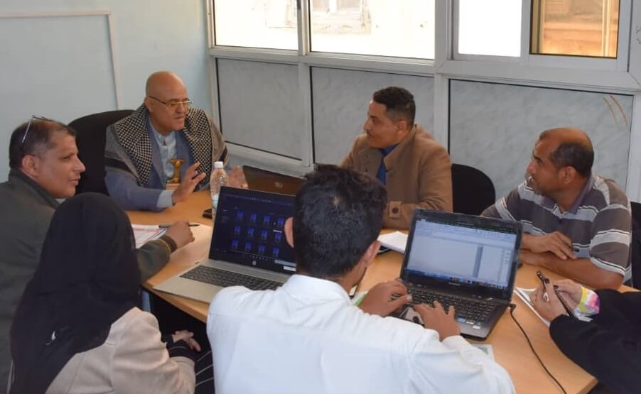 محافظ تعز يناقش احتياجات وأولويات المدينة خلال 2021