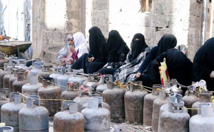 سلطات تعز تؤكد وصل سبعة ألف اسطوانة غاز إلى المدينة