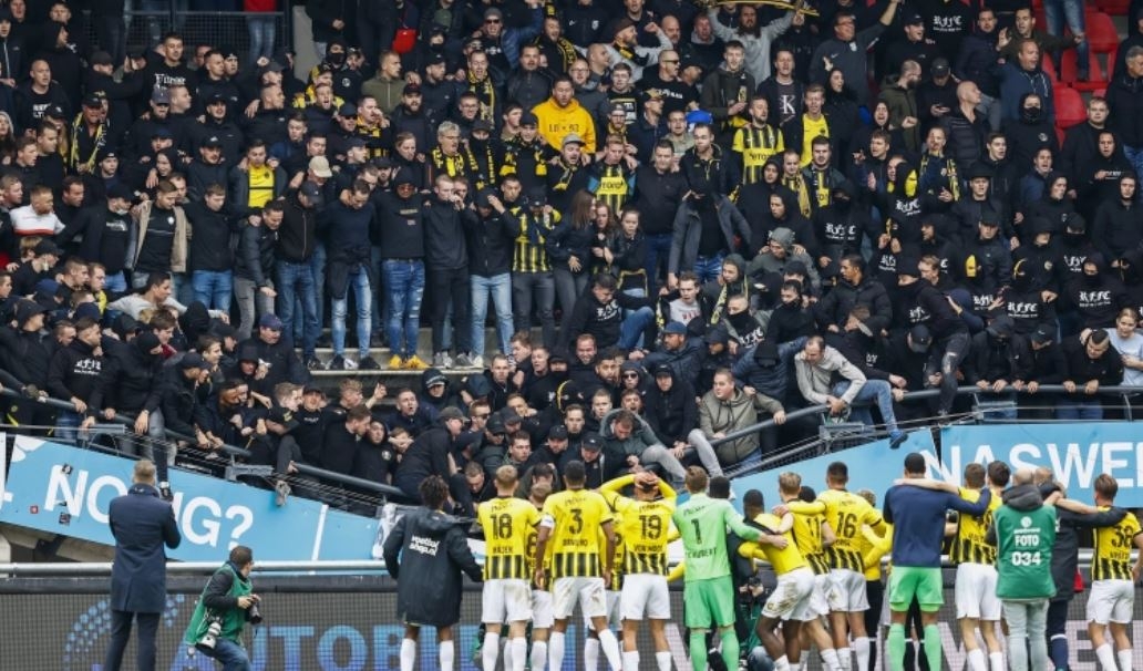 فيديو مرعب لسقوط جزء من مدرج أحد ملاعب الدوري الهولندي