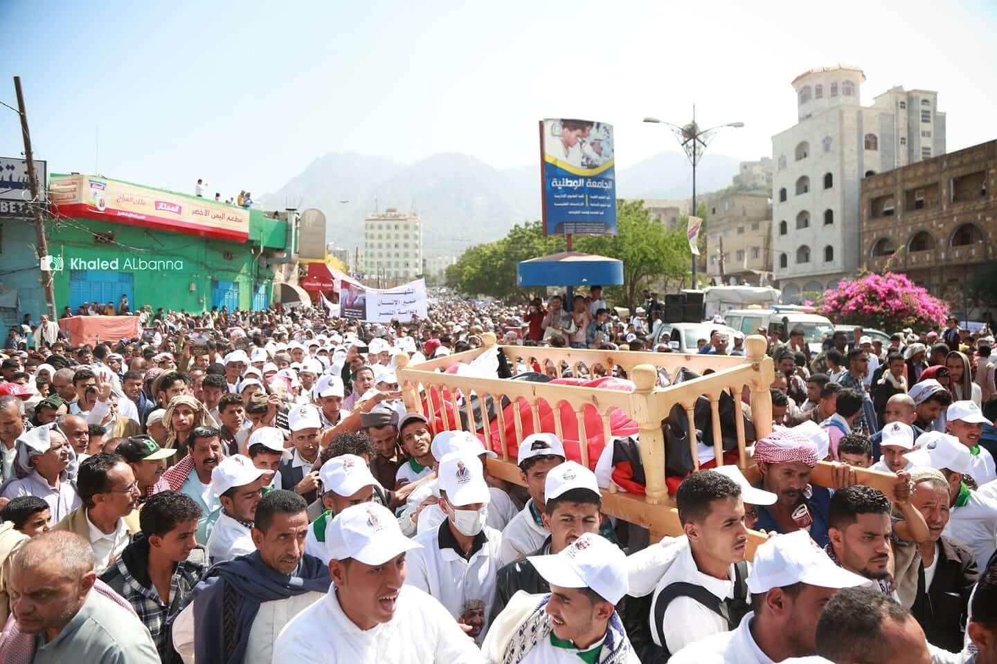 بالفيديو: تعز تشيع القيادي ضياء الحق في جنازة مهيبة
