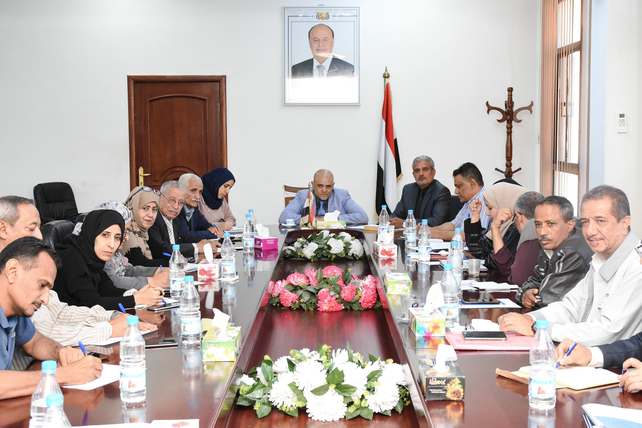 المحافظ شمسان يلتقي فريق مشاورات تعز وهذا ما تم مناقشته