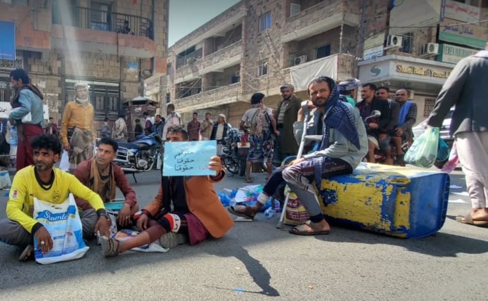 جرحى تعز يواصلون الاحتجاجات ويقطعون الشوارع