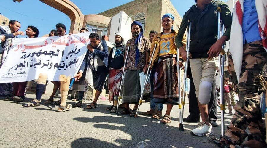 جرحى تعز يطالبون بصرف رواتبهم المتوقفة منذ 5أشهر