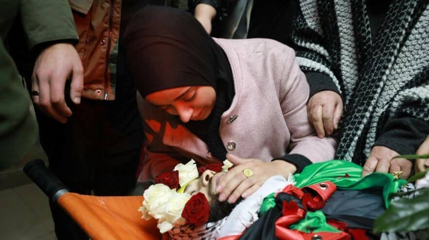 "الحور العين عروستك".. فيديو مؤثر لفتاة فلسطينية وهي تودع خطيبها