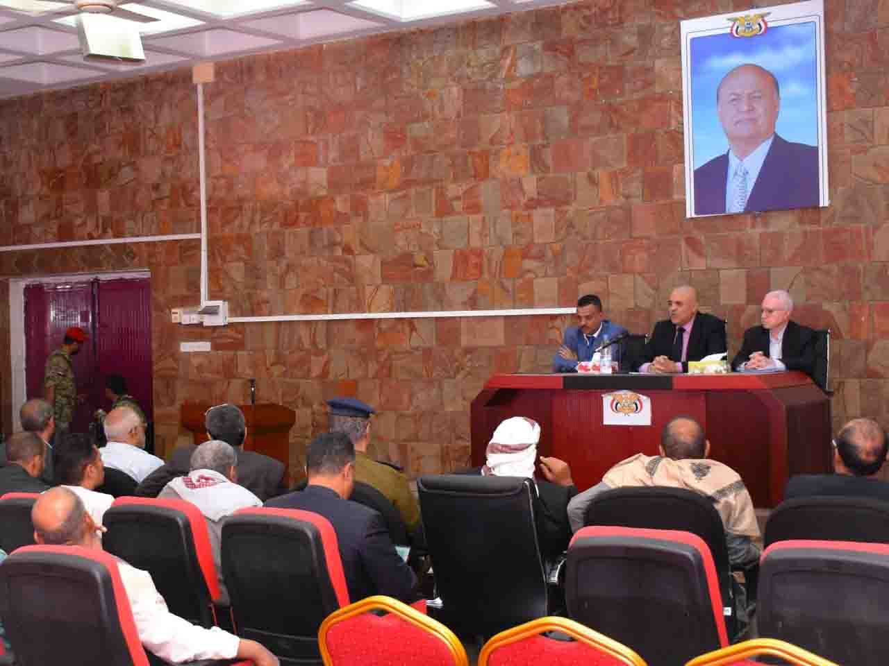 سلطات تعز تحذر التجار المتلاعبين بالأسعار وتهدد بسحب تراخيصهم