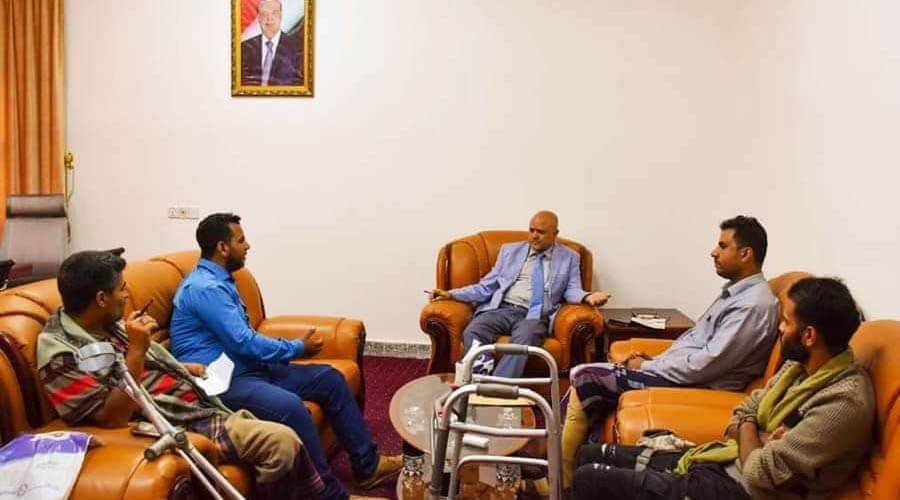 محافظ تعز يوجه بإعفاء الجرحى من الرسوم في الجامعات والمدارس