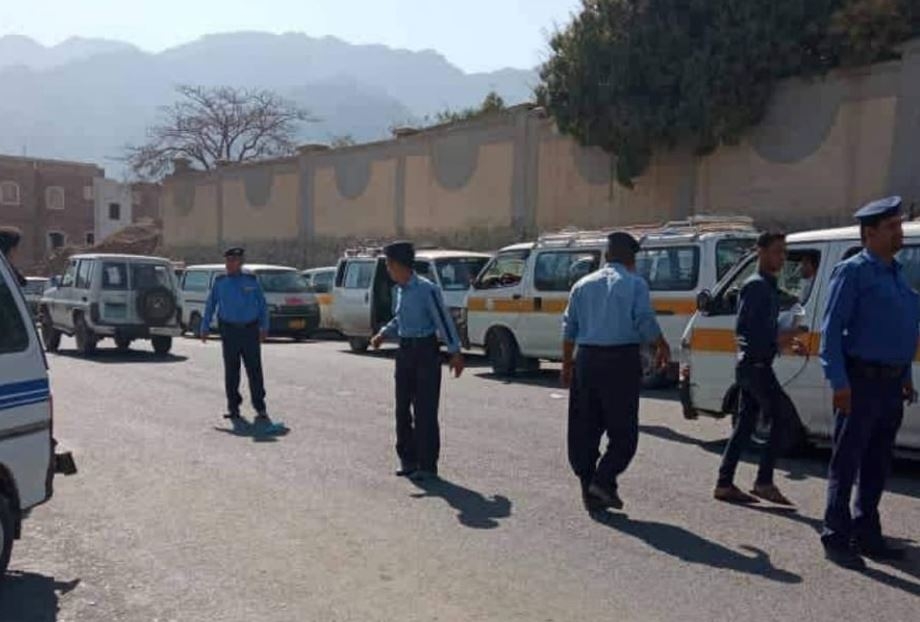 حملة أمنية لضبط باصات الأجرة المخالفة في تعز