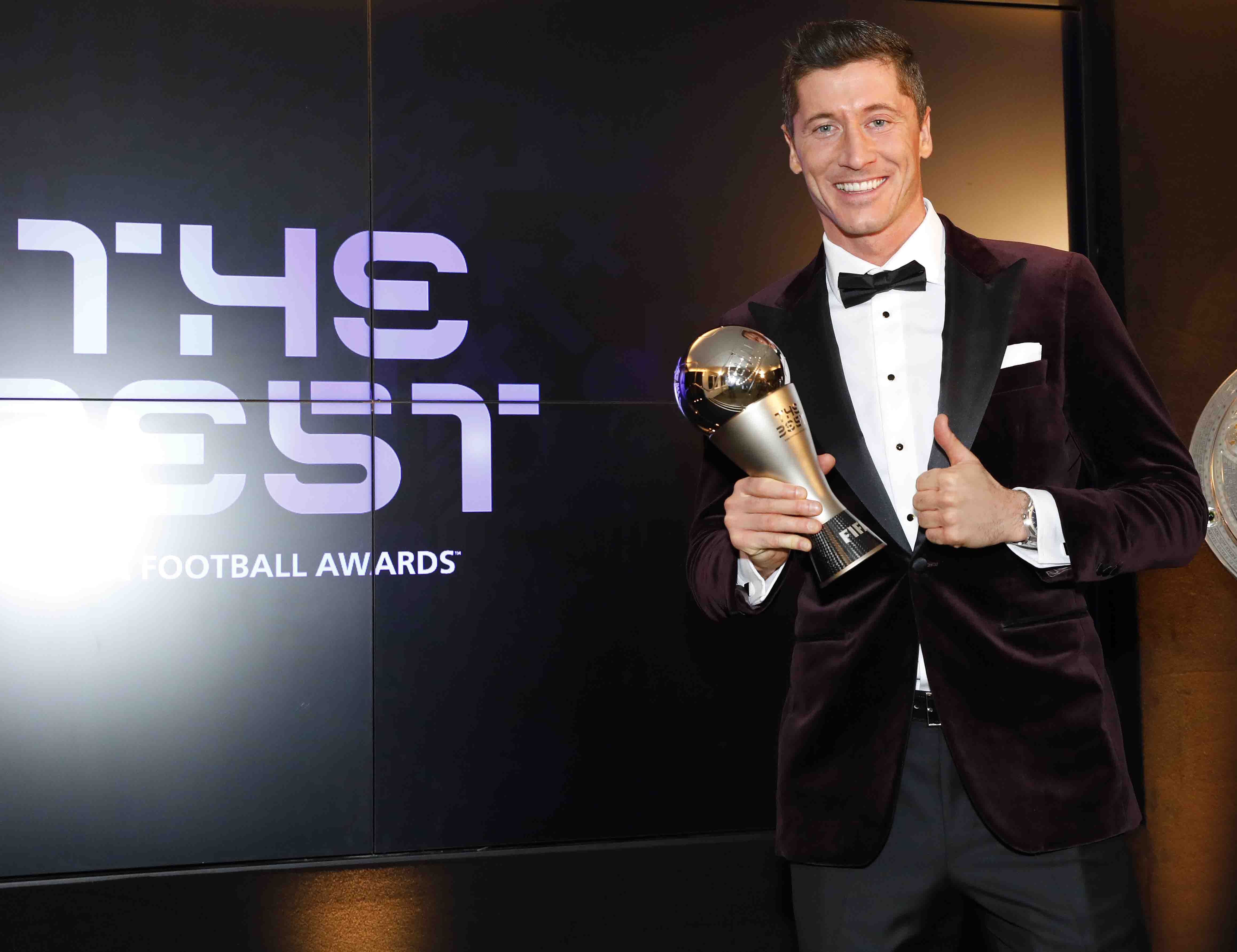 لماذا حصل ليفاندوفسكي على جائزة أفضل لاعب في العالم؟