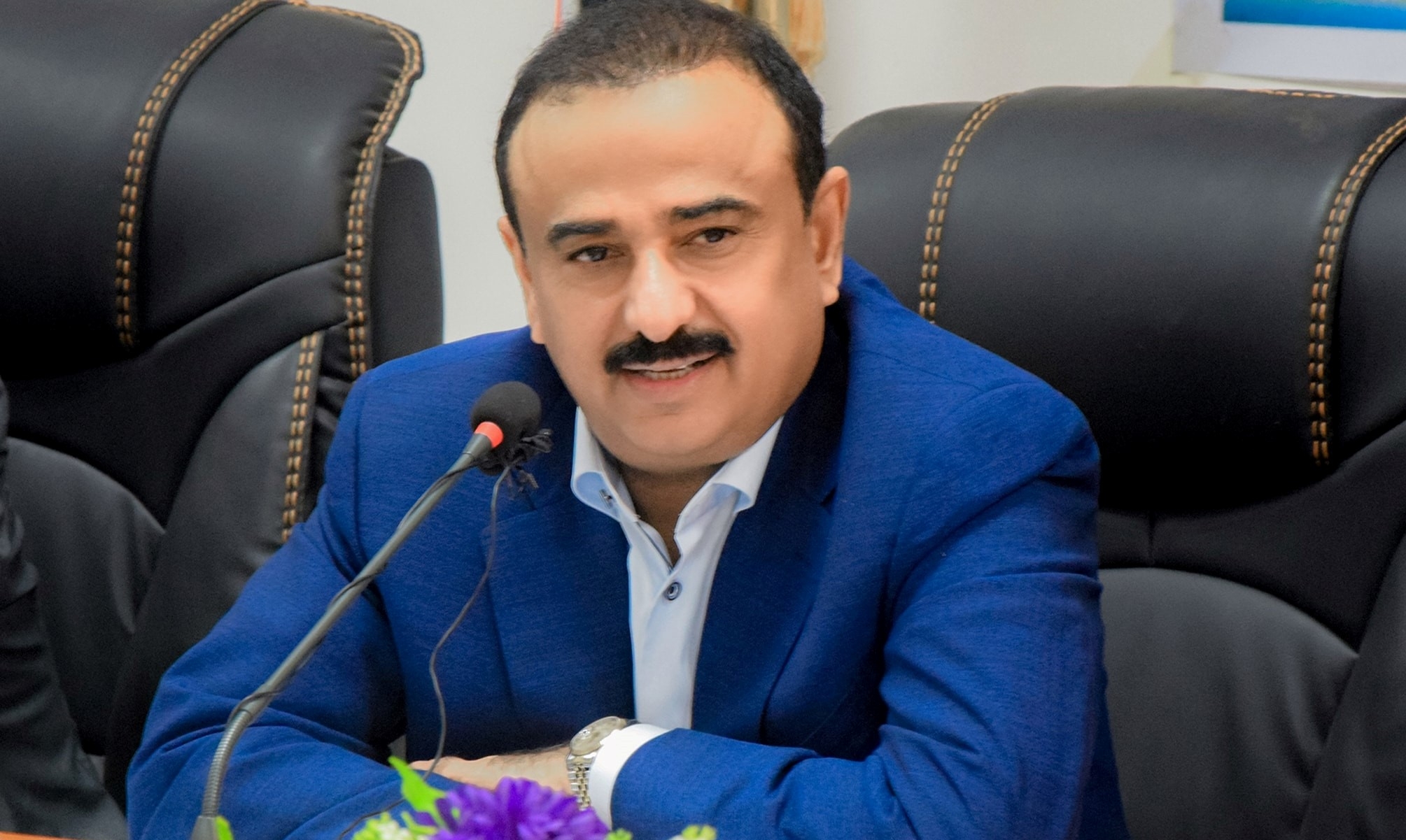 محافظ شبوة يعلن استعداد القطاعات النفطية للإنتاج والتصدير