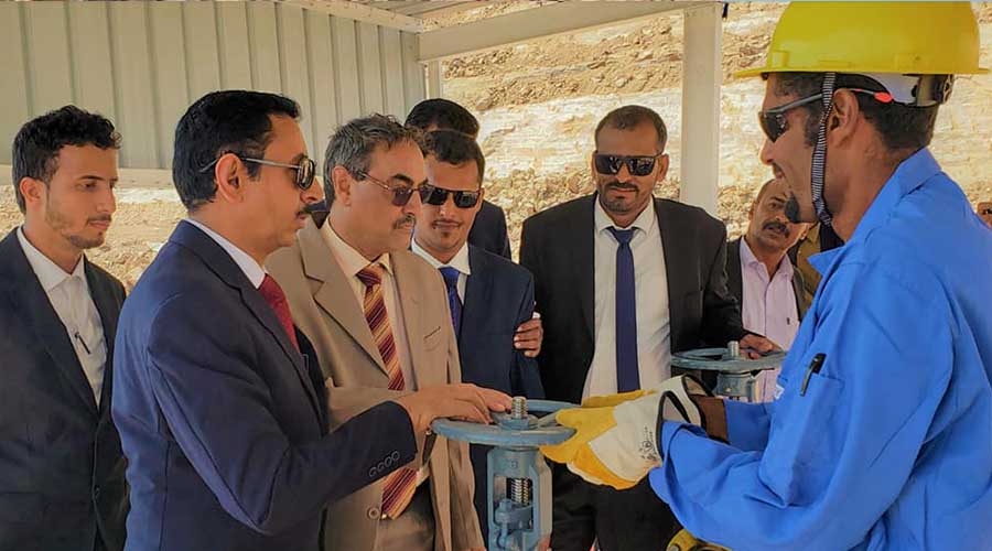 تم إعادة انشاؤه خلال شهرين.. محافظ شبوة يدشن العمل بميناء "قنأ"